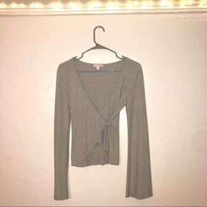 ✨low cut long sleeve gray shirt ties in the front